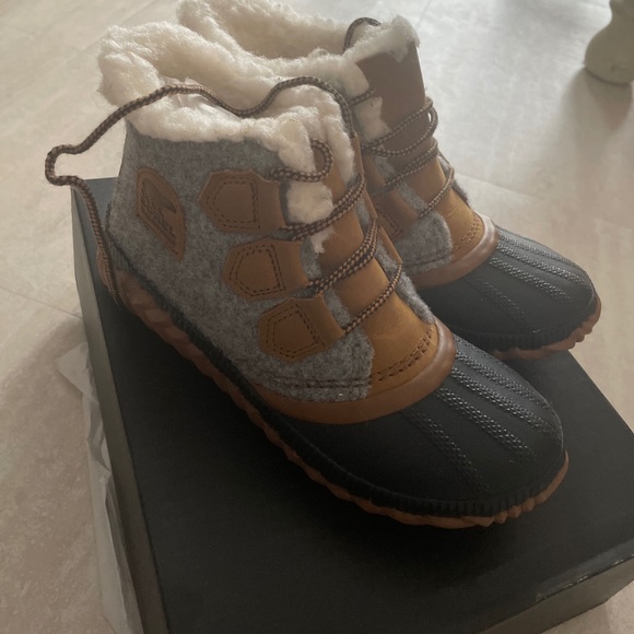 Women’s Sorel Boots - Picture 2 of 3